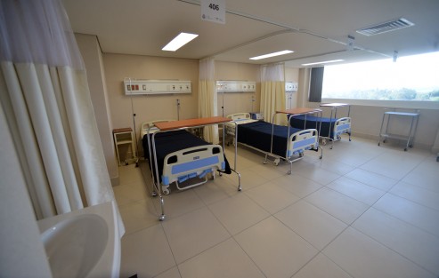 El mandatario estatal Miguel Ángel Yunes Linares en compañía de autoridades de salud y diputados locales inauguró la rehabilitación del área materno-infantil del hospital Luis F. Nachón en Xalapa.