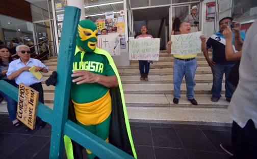  El <em>Ecologista universal</em> dio inicio al via crucis que realiza año con año. Primero visitó la catedral y posteriormente dio una conferencia de prensa un café del centro, iniciando luego su marcha hacia la Planta Nucleoeléctrica Laguna Verde.