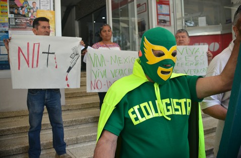  El <em>Ecologista universal</em> dio inicio al via crucis que realiza año con año. Primero visitó la catedral y posteriormente dio una conferencia de prensa un café del centro, iniciando luego su marcha hacia la Planta Nucleoeléctrica Laguna Verde.