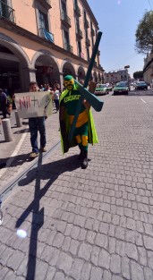  El <em>Ecologista universal</em> dio inicio al via crucis que realiza año con año. Primero visitó la catedral y posteriormente dio una conferencia de prensa un café del centro, iniciando luego su marcha hacia la Planta Nucleoeléctrica Laguna Verde. 