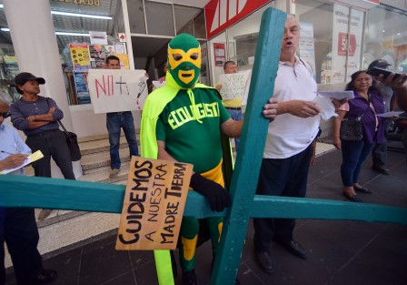  El <em>Ecologista universal</em> dio inicio al vía crucis que realiza año con año. Primero visitó la catedral y posteriormente dio una conferencia de prensa un café del centro, iniciando luego su marcha hacia la Planta Nucleoeléctrica Laguna Verde.