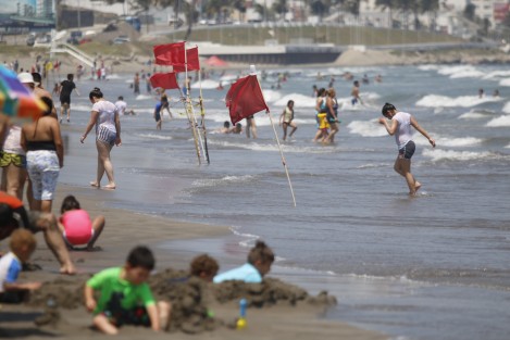 Por dejadez o por ignorancia, los bañistas hacen caso omiso a las indicaciones para evitar recrearse en zonas señaldas como de alto riesgo en las playas. Los visitantes se introducen en las aguas de la Playa Santa Ana sin importarles las banderas rojas.