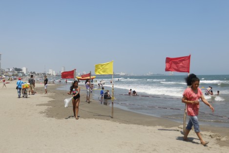 Por dejadez o por ignorancia, los bañistas hacen caso omiso a las indicaciones para evitar recrearse en zonas señaldas como de alto riesgo en las playas. Los visitantes se introducen en las aguas de la Playa Santa Ana sin importarles las banderas rojas.