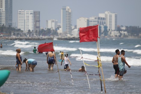 Por dejadez o por ignorancia, los bañistas hacen caso omiso a las indicaciones para evitar recrearse en zonas señaldas como de alto riesgo en las playas. Los visitantes se introducen en las aguas de la Playa Santa Ana sin importarles las banderas rojas. 