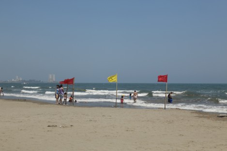 Por dejadez o por ignorancia, los bañistas hacen caso omiso a las indicaciones para evitar recrearse en zonas señaldas como de alto riesgo en las playas. Los visitantes se introducen en las aguas de la Playa Santa Ana sin importarles las banderas rojas. 