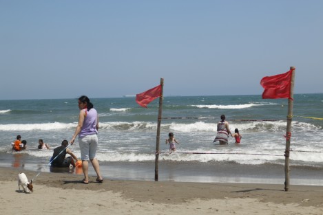 Por dejadez o por ignorancia, los bañistas hacen caso omiso a las indicaciones para evitar recrearse en zonas señaldas como de alto riesgo en las playas. Los visitantes se introducen en las aguas de la Playa Santa Ana sin importarles las banderas rojas. 