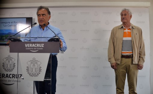 El mandatario estatal Miguel Ángel Yunes Linares en compañia del secretario de Seguridad Pública, Jaime Téllez Marié, anunció el aseguramientp de el rancho  <em>La Cartuja</em>, en el municipio de  Naolinco, el cual tiene un valor documentado superior a los 40 millones de pesos según las autoridades.  