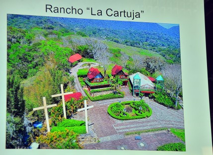El mandatario estatal Miguel Ángel Yunes Linares en compañia del secretario de Seguridad Pública, Jaime Téllez Marié, anunció el aseguramientp de el rancho  <em>La Cartuja</em>, en el municipio de  Naolinco, el cual tiene un valor documentado superior a los 40 millones de pesos según las autoridades.  