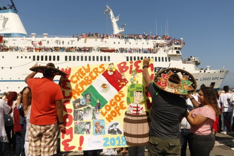 El barco librería Logos Hope, atracó en el puerto de Veracruz. La tripulación del buque fue recibida en el muelle de la T por ciudadanos que acudieron al lugar.
