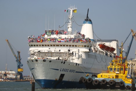 El barco librería Logos Hope, atracó en el puerto de Veracruz. La tripulación del buque fue recibida en el muelle de la T por ciudadanos que acudieron al lugar.
