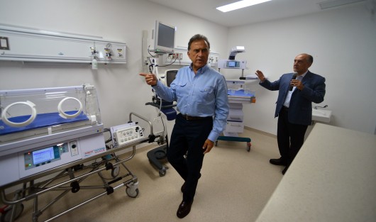 El mandatario estatal Miguel Ángel Yunes Linares en compañía de autoridades de salud y diputados locales inauguró la rehabilitación del área materno-infantil del hospital Luis F. Nachón en Xalapa.