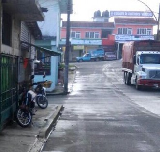 Tortillería se adueña de la banqueta con sus motocicletas.