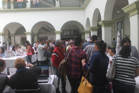 En el Palacio Municipal de Xalapa se lleva a cabo la Feria del Empleo, donde principalmente jóvenes buscan una colocación. La mayor parte de la oferta es referente al área de ventas y es de notarse el incremento en empresas de seguridad, tanto del gobierno como privada. 