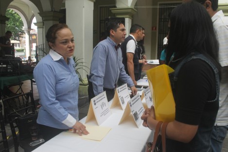 En el Palacio Municipal de Xalapa se lleva a cabo la Feria del Empleo, donde principalmente jóvenes buscan una colocación. La mayor parte de la oferta es referente al área de ventas y es de notarse el incremento en empresas de seguridad, tanto del gobierno como privada. 