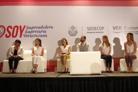 El secretario de SEDECOP, Alejandro Zairick, inauguró el foro Soy Emprendedora, Soy Veracruzana, que tiene como finalidad empoderar a las mujeres en el ámbito económico. Asistieron como invitadas especiales las presidentas municipales del DIF de Veracruz y Boca del Río, así como la diputada María Josefina Gamboa.