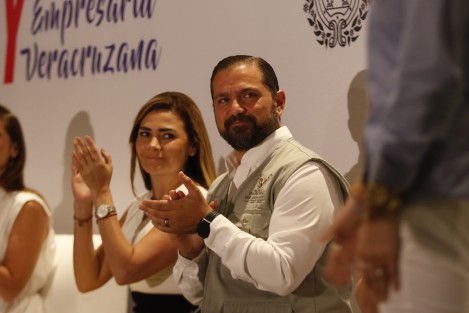 El secretario de SEDECOP, Alejandro Zairick, inauguró el foro Soy Emprendedora, Soy Veracruzana, que tiene como finalidad empoderar a las mujeres en el ámbito económico. Asistieron como invitadas especiales las presidentas municipales del DIF de Veracruz y Boca del Río, así como la diputada María Josefina Gamboa. 