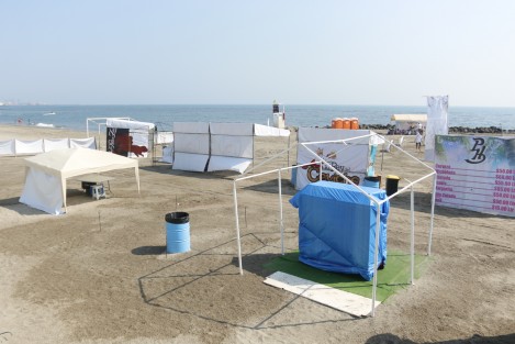El club de playa Acua-Ver, fue instalado en la Playa Martí y el costo de acceso es de 50, 150 y 250 pesos. Algunos bañistas se quejan pues consideran que la infraestructura de Acua-Ver les impide disfrutar plenamente de la playa.
