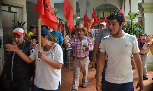 Integrantes de Antorcha Campesina se manifestaron en los pasillos de Palacio Municipal; reclaman por obras inconclusas. La conferencia que daría el alcalde se tuvo que realizar en las oficinas de Comunicación Social. 