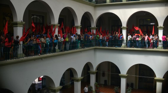 Integrantes de Antorcha Campesina se manifestaron en los pasillos de Palacio Municipal; reclaman por obras inconclusas. La conferencia que daría el alcalde se tuvo que realizar en las oficinas de Comunicación Social. 