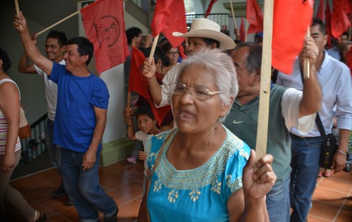 Integrantes de Antorcha Campesina se manifestaron en los pasillos de Palacio Municipal; reclaman por obras inconclusas. La conferencia que daría el alcalde se tuvo que realizar en las oficinas de Comunicación Social. 