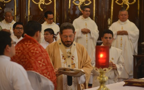 El obispo Hipólito Reyes Larios encabezó la celebración de la misa crismal donde los sacerdotes de la región renuevan votos y además se bendicen los santos óleos que se utilizan durante todo el año. 