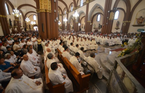 El obispo Hipólito Reyes Larios encabezó la celebración de la misa crismal donde los sacerdotes de la región renuevan votos y además se bendicen los santos óleos que se utilizan durante todo el año. 