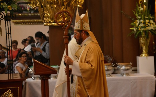 El obispo Hipólito Reyes Larios encabezó la celebración de la misa crismal donde los sacerdotes de la región renuevan votos y además se bendicen los santos óleos que se utilizan durante todo el año. 
