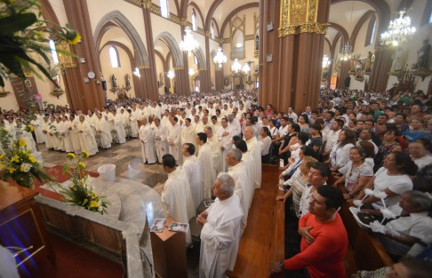 El obispo Hipólito Reyes Larios encabezó la celebración de la misa crismal donde los sacerdotes de la región renuevan votos y además se bendicen los santos óleos que se utilizan durante todo el año. 