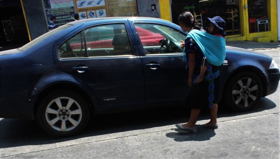 Mujeres fuertes hacen labor de miseria. 