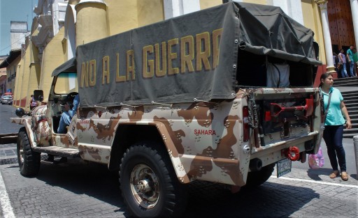 Promocionan el No a la  Guerra con espectacular y vistoso vehículo en el centro de Xalapa.