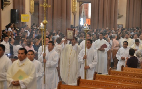 El obispo Hipólito Reyes Larios encabezó la celebración de la misa crismal donde los sacerdotes de la región renuevan votos y además se bendicen los santos óleos que se utilizan durante todo el año. 