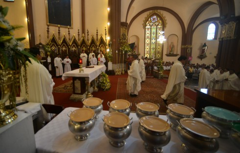 El obispo Hipólito Reyes Larios encabezó la celebración de la misa crismal donde los sacerdotes de la región renuevan votos y además se bendicen los santos óleos que se utilizan durante todo el año. 