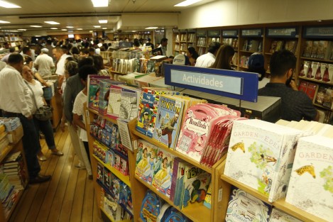 Abrió al público el  buque- librería Logo Hope, tripulado por jóvenes de más de 60 países. Cabe señalar que una buena parte del material que ofrecen es religioso de fe evangélica. 