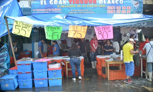 Con productos que van desde 50 hasta los 300 pesos, comerciantes de las pescaderías de La Rotonda  sacan sus puestos para cubrir la demanda de productos del mar que en  estos días se consumen un poco más.