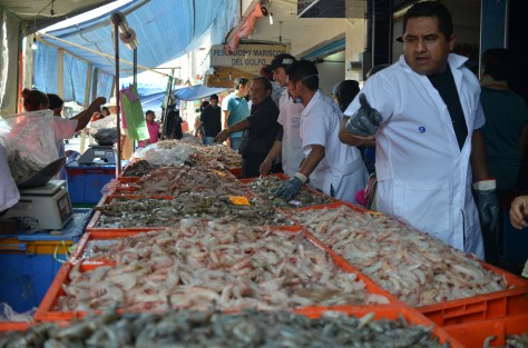 Con productos que van desde 50 hasta los 300 pesos, comerciantes de las pescaderías de La Rotonda  sacan sus puestos para cubrir la demanda de productos del mar que en  estos días se consumen un poco más.