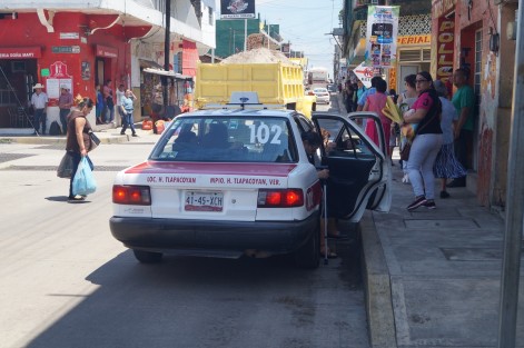 Taxistas siguen violando el reglamento al ascender y descender pasaje en lugares prohibidos. 