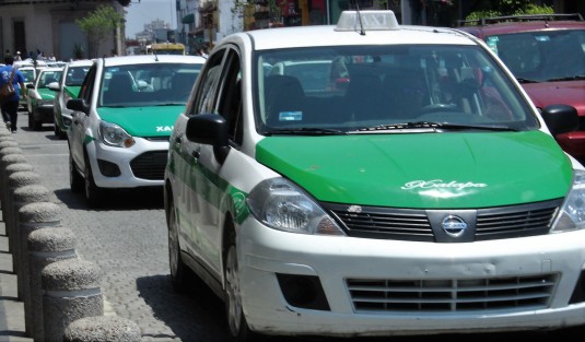 La demanda del transporte público, en especial los taxis, se ve en la baja de usuarios.
