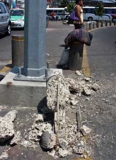 Así la capital de Veracruz, con los postecitos que adornan la glorieta de La  Rotonda destruidos.
