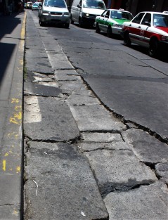 La calle Revolución en mal estado.
