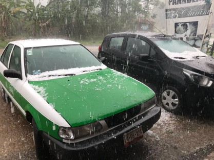 Una fuerte granizada cayó la tarde de este jueven en Xico, Ver.. 