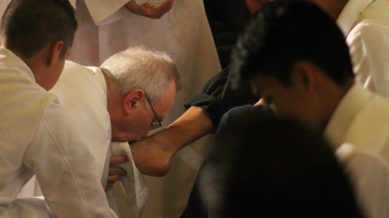 Como cada Jueves Santo, la Iglesia Católica inició el Triduo Pascual con la Eucaristía de la Cena del Señor, en la cual se recuerda la institución de la eucaristía y el sacerdocio, así como el mandamiento de servir al prójimo mediante el símbolo del lavamiento de pies.