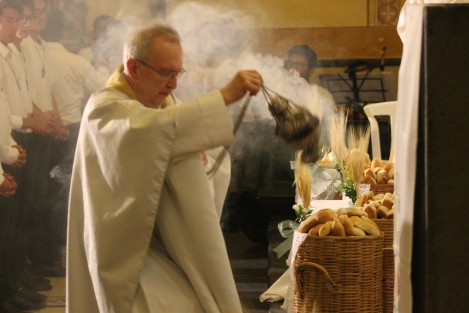 Como cada Jueves Santo, la Iglesia Católica inició el Triduo Pascual con la Eucaristía de la Cena del Señor, en la cual se recuerda la institución de la eucaristía y el sacerdocio, así como el mandamiento de servir al prójimo mediante el símbolo del lavamiento de pies.