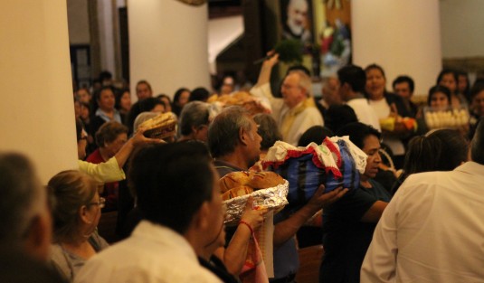 En algunas parroquias es tradición la bendición de pan durante la Eucaristía del  Jueves Santo. 