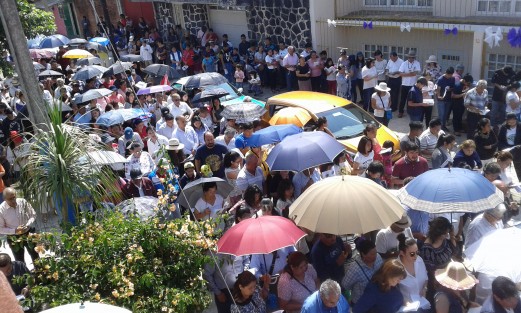 Con mucha fe que les permite soportar el fuerte sol, fieles rezan el Vía Crucis en distintas calles de la capital veracruzana.  Pese a no estar dentro de los actos que marcan los cánones católicos, esta práctica es de las que más  fieles concentra, al igual que la Procesión del Silencio que se realizará esta noche.   