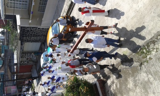 Con mucha fe que les permite soportar el fuerte sol, fieles rezan el Vía Crucis en distintas calles de la capital veracruzana.  