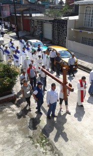 Con mucha fe que les permite soportar el fuerte sol, fieles rezan el Vía Crucis en distintas calles de la capital veracruzana. 