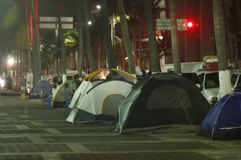 Turistas pernoctan en las calles de la ciudad de Veracruz, a pesar de la advertencia de la autoridad municipal de no tolerar la instalación del hotel <em>Cama Arena</em>. Los visitantes argumentan que los espacios destinados para camping están muy lejos.