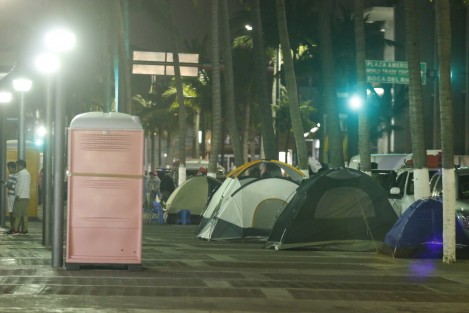 Turistas pernoctan en las calles de la ciudad de Veracruz, a pesar de la advertencia de la autoridad municipal de no tolerar la instalación del hotel <em>Cama Arena</em>. Los visitantes argumentan que los espacios destinados para camping están muy lejos.
