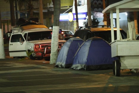 Turistas pernoctan en las calles de la ciudad de Veracruz, a pesar de la advertencia de la autoridad municipal de no tolerar la instalación del hotel <em>Cama Arena</em>. Los visitantes argumentan que los espacios destinados para camping están muy lejos.