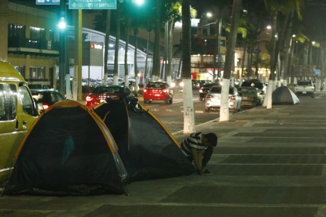 Turistas pernoctan en las calles de la ciudad de Veracruz, a pesar de la advertencia de la autoridad municipal de no tolerar la instalación del hotel <em>Cama Arena</em>. Los visitantes argumentan que los espacios destinados para camping están muy lejos.